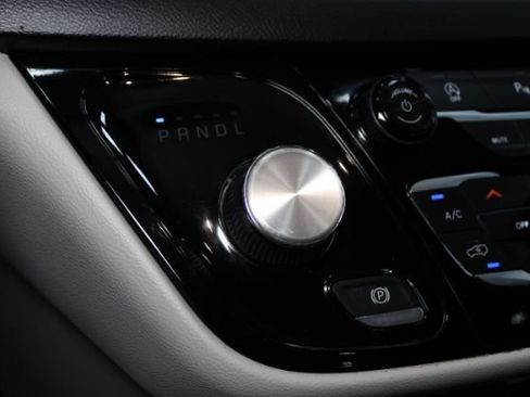 Used 2019 Chrysler Pacifica Touring-L FWD image 17