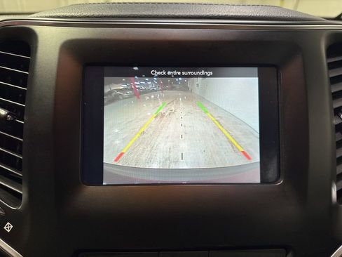 Used 2019 Jeep Cherokee Latitude w/ Cold Weather Group image 21