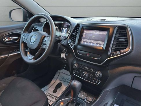 Used 2019 Jeep Cherokee Latitude w/ Popular Appearance Group FWD image 23