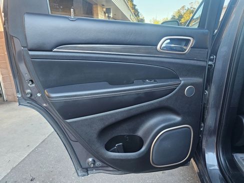 Used 2017 Jeep Grand Cherokee Overland image 13