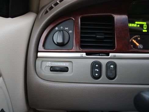 Used 2003 Lincoln Town Car Signature image 23