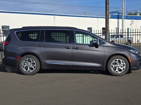 Used 2023 Chrysler Pacifica Limited FWD image 2