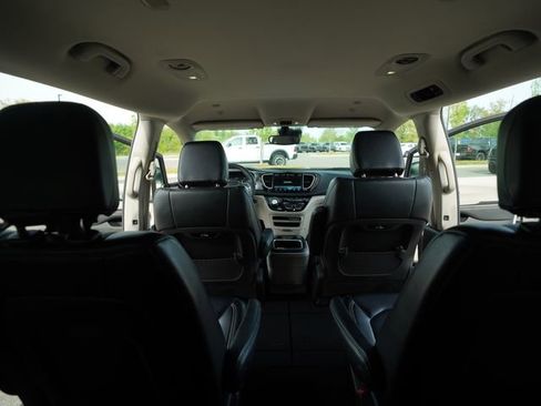 Used 2023 Chrysler Pacifica Touring-L FWD image 22