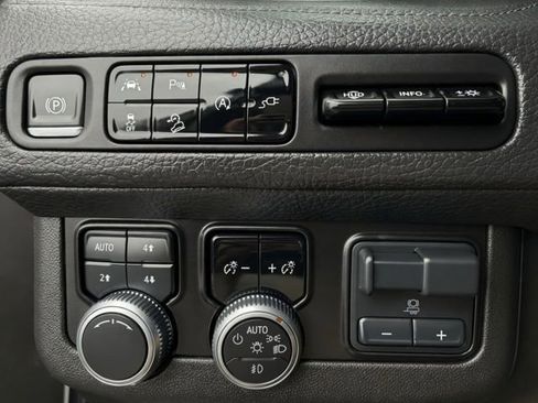 Used 2021 GMC Yukon XL Denali w/ Denali Premium Package image 28