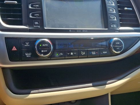 Used 2017 Toyota Highlander Limited Platinum AWD/4WD image 14