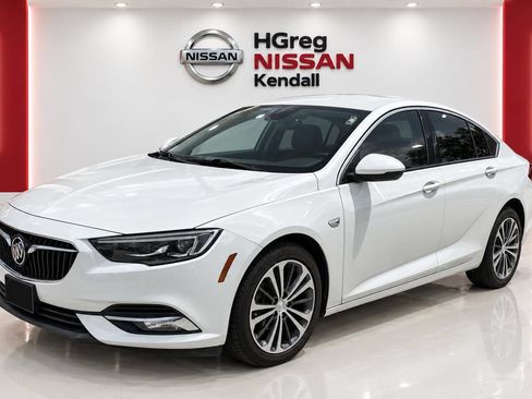 Used 2018 Buick Regal Essence w/ Driver Confidence Package #1 FWD image 2
