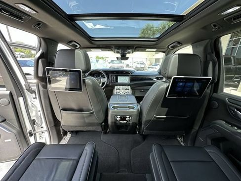 Used 2022 GMC Yukon XL Denali w/ Denali Premium Package AWD/4WD image 32