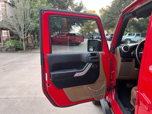 Used 2013 Jeep Wrangler Unlimited Rubicon image 16