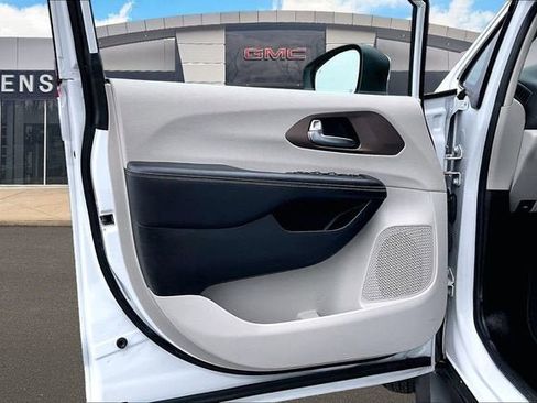 Used 2022 Chrysler Voyager LX FWD image 16