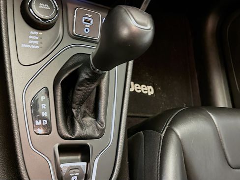 Used 2019 Jeep Cherokee Latitude Plus AWD/4WD image 25