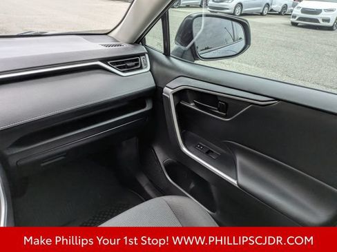 Used 2021 Toyota RAV4 LE FWD image 17