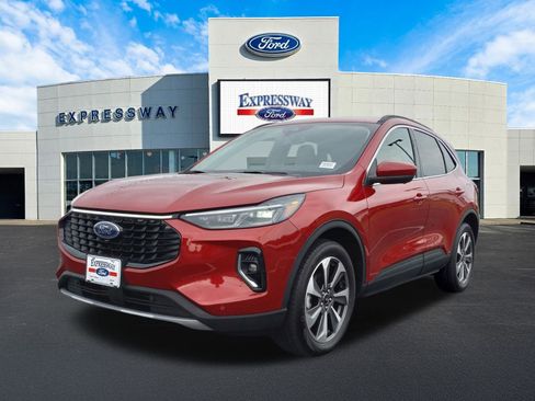 Used 2023 Ford Escape Platinum image 2