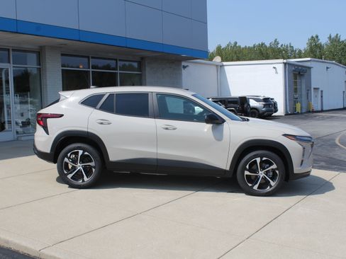New 2026 Chevrolet Trax RS w/ Driver Confidence Package FWD image 5