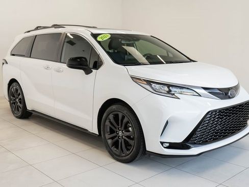 Used 2023 Toyota Sienna XSE image 8
