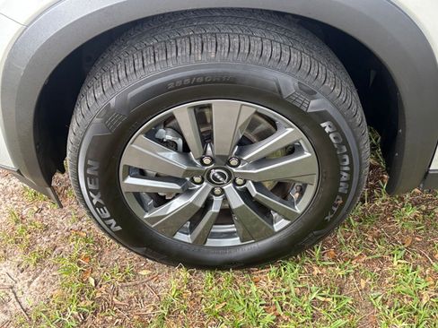Used 2025 Nissan Pathfinder SV FWD image 33