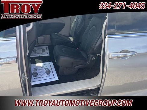 Used 2018 Chrysler Pacifica Touring-L image 31