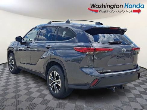 Used 2020 Toyota Highlander XLE AWD/4WD image 4