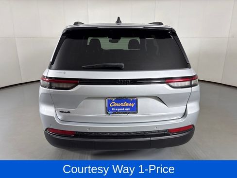 Used 2024 Jeep Grand Cherokee Altitude AWD/4WD image 9
