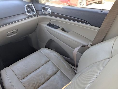 Used 2017 Jeep Grand Cherokee Limited w/ Luxury Group II image 26