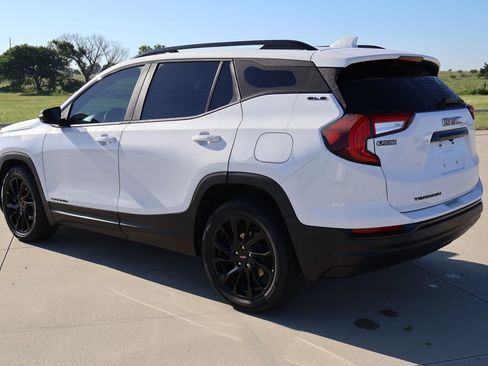 Used 2023 GMC Terrain SLE w/ Driver Convenience Package FWD image 9