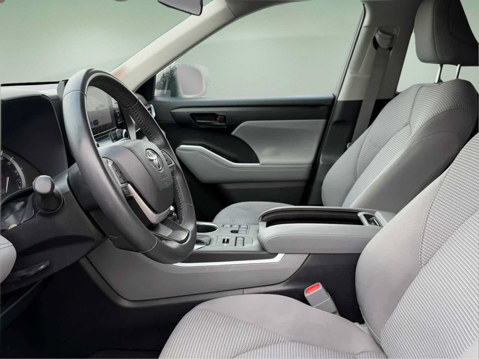 Used 2024 Toyota Highlander LE AWD/4WD image 7