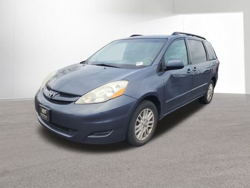 Used 2009 Toyota Sienna XLE image 1
