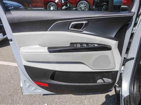 Certified 2022 Kia Carnival LX image 22