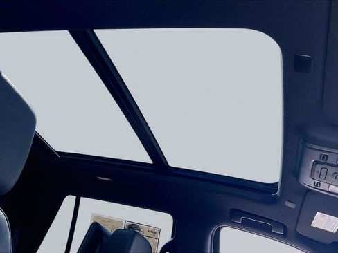 Used 2024 Chevrolet Tahoe Z71 w/ Luxury Package image 28