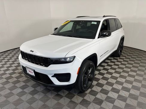 Used 2023 Jeep Grand Cherokee Altitude image 3