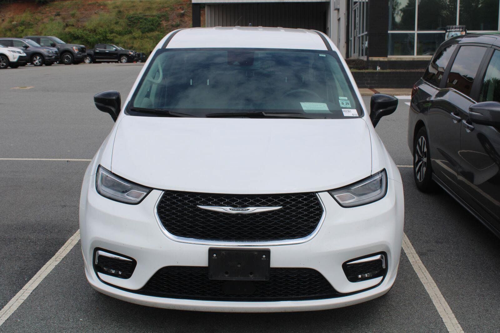 Used 2024 Chrysler Pacifica Touring-L FWD image 2