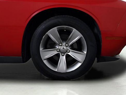 Used 2016 Dodge Challenger SXT image 31