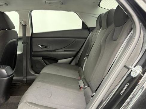 Used 2021 Hyundai Elantra SE FWD image 16