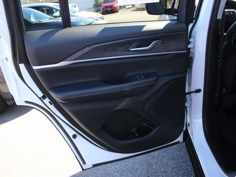 Used 2024 Jeep Grand Cherokee Limited image 19