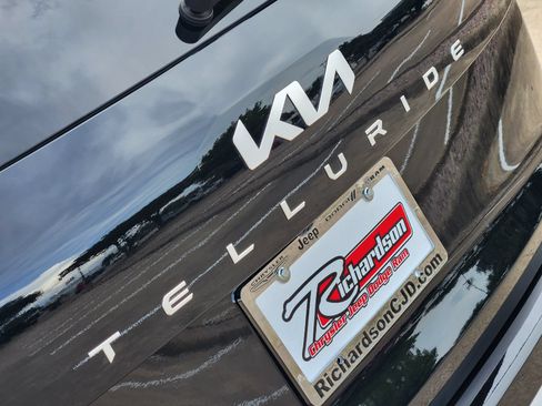 Used 2025 Kia Telluride EX w/ EX Captain's Chair Package FWD image 18