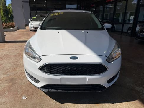 Used 2018 Ford Focus SE FWD image 2
