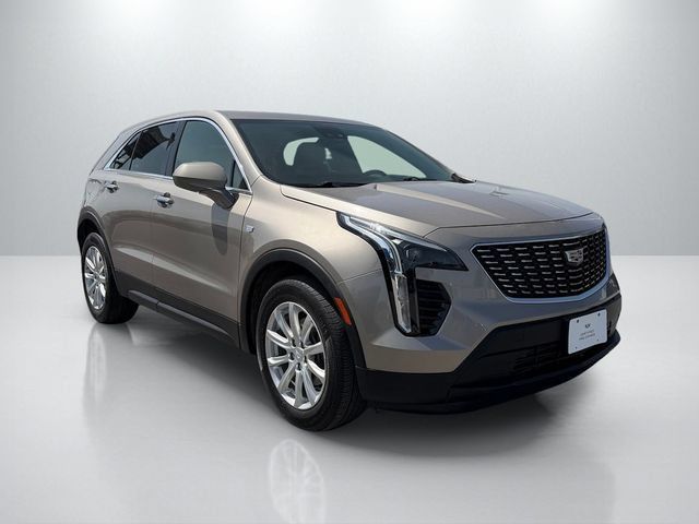 Used 2023 Cadillac XT4 Luxury w/ Cold Weather Package FWD image 3