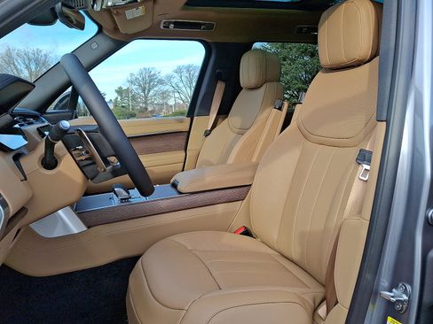 New 2025 Land Rover Range Rover Long Wheelbase SE image 3