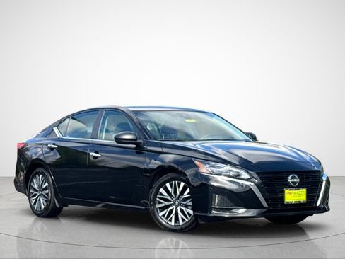 Used 2025 Nissan Altima 2.5 SV FWD image 2