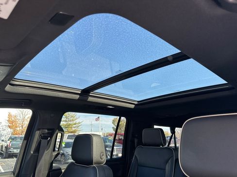 Used 2022 GMC Yukon XL SLT w/ SLT Premium Package image 30