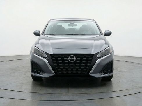 Used 2025 Nissan Altima 2.5 SV image 2