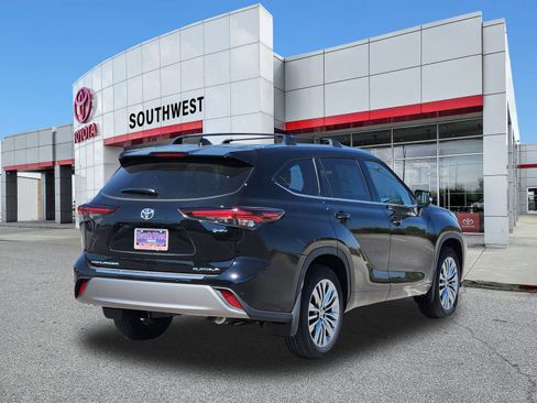 New 2026 Toyota Highlander Platinum image 5