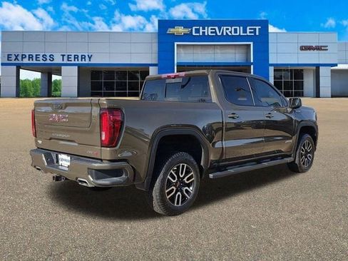 Used 2023 GMC Sierra 1500 AT4 w/ Technology Package AWD/4WD image 4