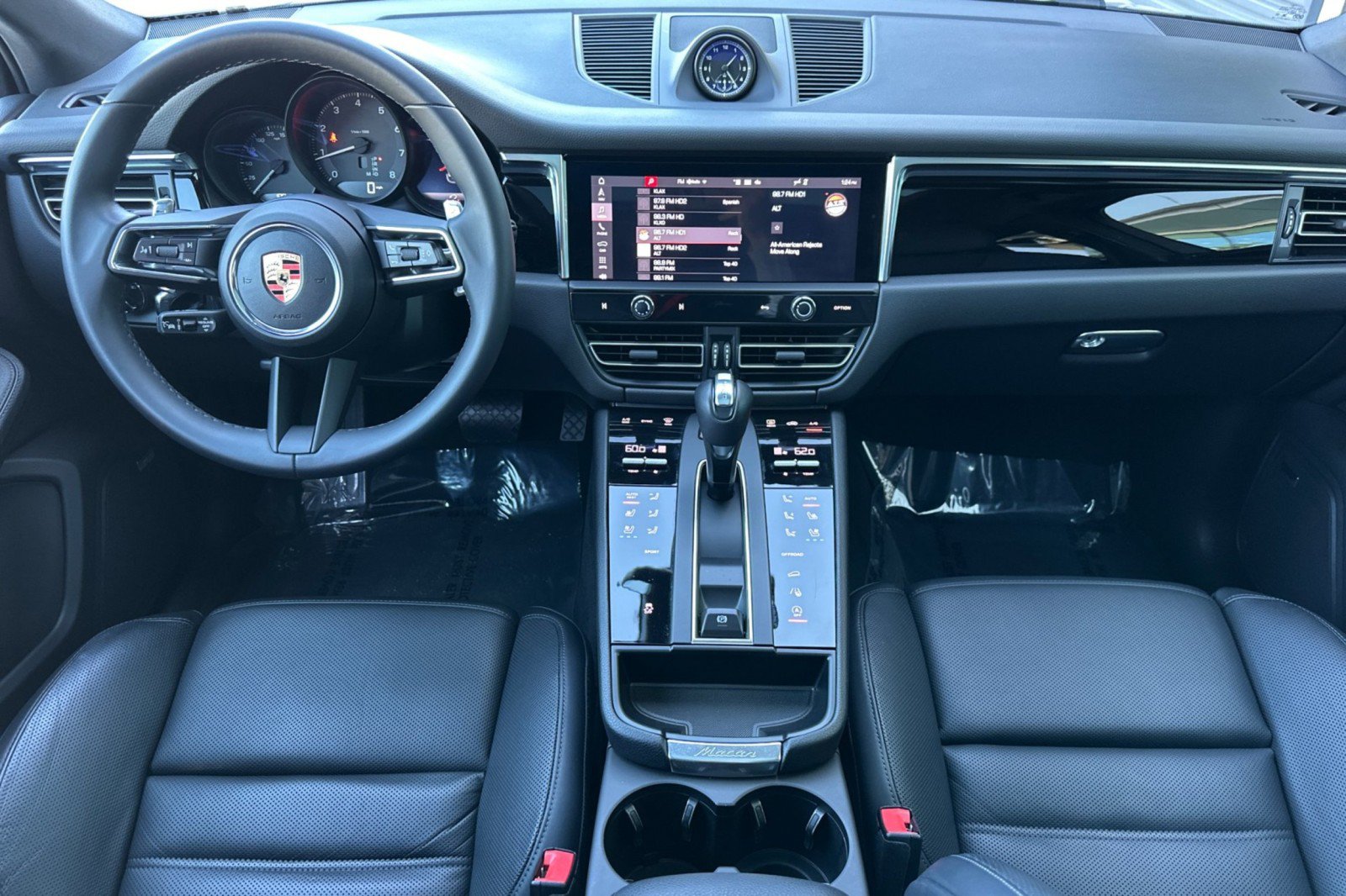 Certified 2025 Porsche Macan AWD/4WD image 6