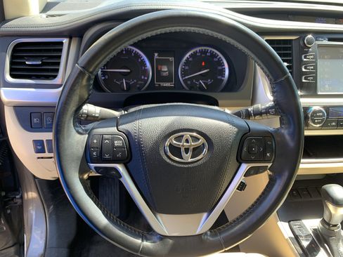Used 2018 Toyota Highlander XLE FWD image 18