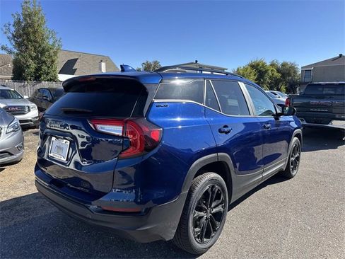 Used 2022 GMC Terrain SLE w/ Elevation Edition image 6