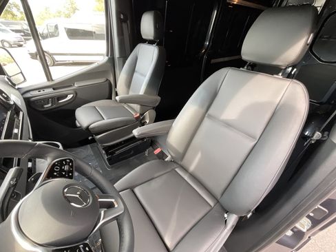 Used 2024 Mercedes-Benz Sprinter 2500 image 19