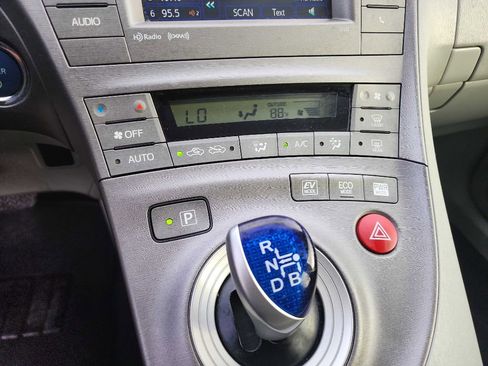 Used 2014 Toyota Prius Three image 19