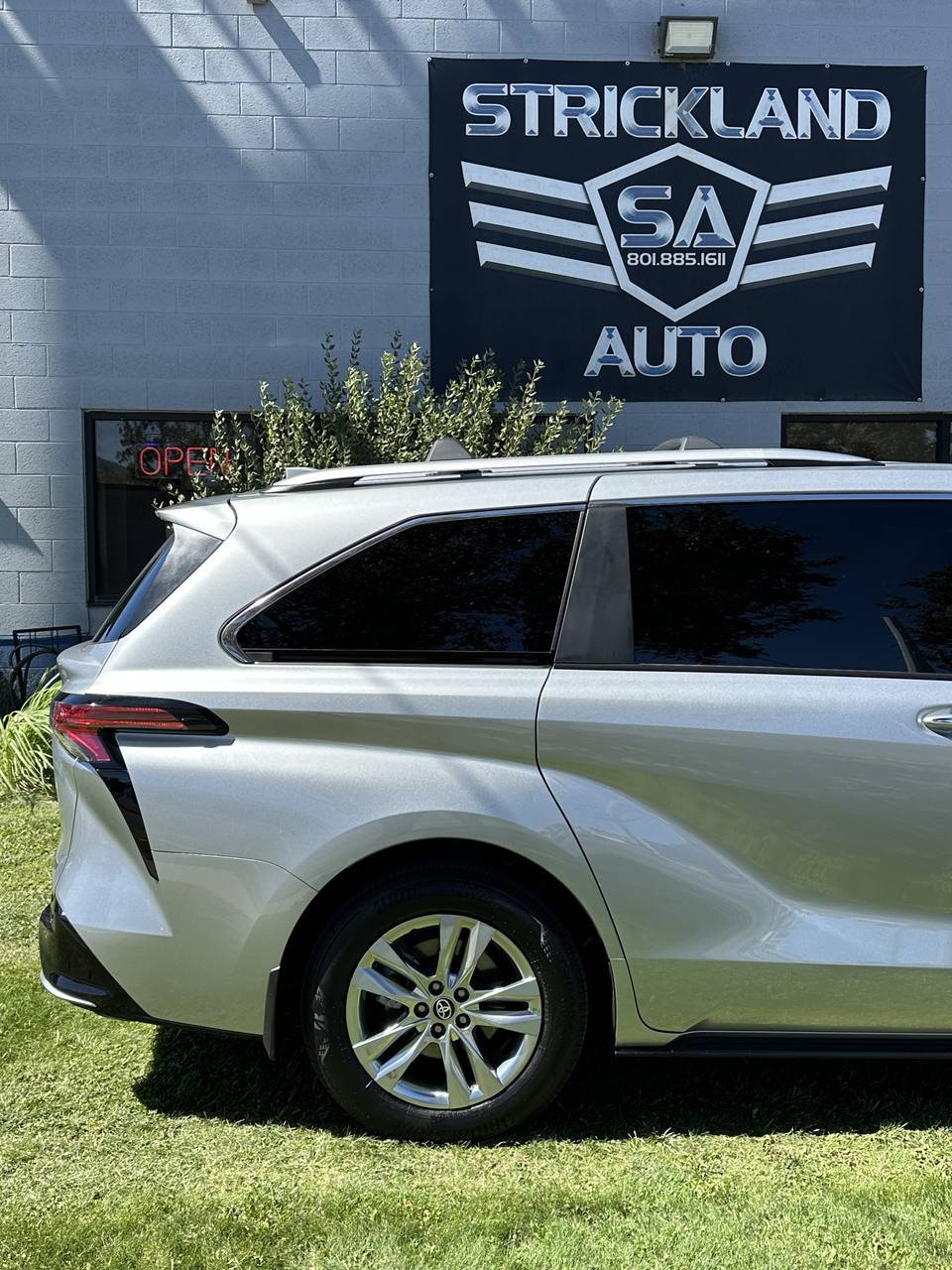 Used 2025 Toyota Sienna Platinum AWD/4WD image 6