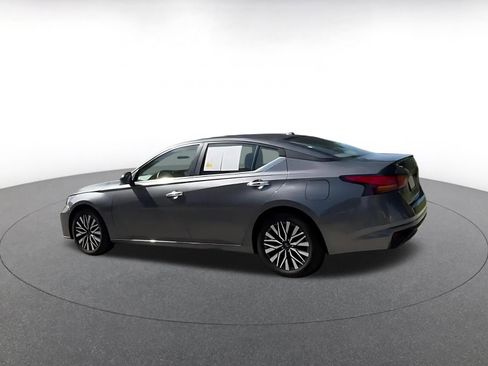 Used 2025 Nissan Altima 2.5 SV FWD image 9