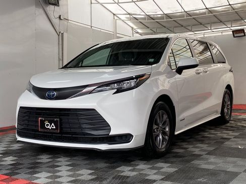 Used 2021 Toyota Sienna LE image 3